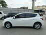 2013年 日產 TIIDA 白 1.6 恆溫空調/摸門解鎖/I-KEY/方向盤快控鍵/光感應頭燈/倒車雷達/前霧燈  第15張縮圖