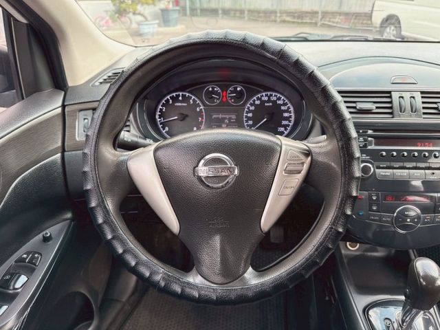 2013年 日產 TIIDA 白 1.6 恆溫空調/摸門解鎖/I-KEY/方向盤快控鍵/光感應頭燈/倒車雷達/前霧燈  第16張相片