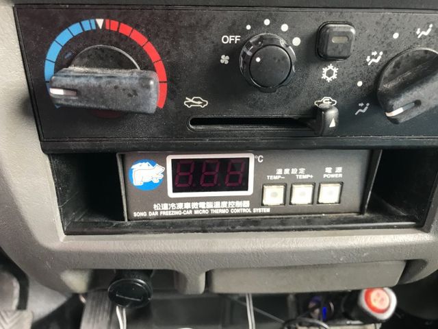 -1度 ~ -20度的冷凍廂車(溫度可微調)，確保新鮮直送。馬力大，油耗省。是您賺錢的好幫手  第11張相片