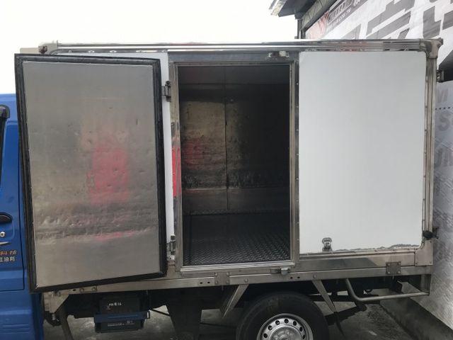 -1度 ~ -20度的冷凍廂車(溫度可微調)，確保新鮮直送。馬力大，油耗省。是您賺錢的好幫手  第12張相片