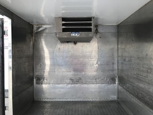 -1度 ~ -20度的冷凍廂車(溫度可微調)，確保新鮮直送。馬力大，油耗省。是您賺錢的好幫手  第15張相片