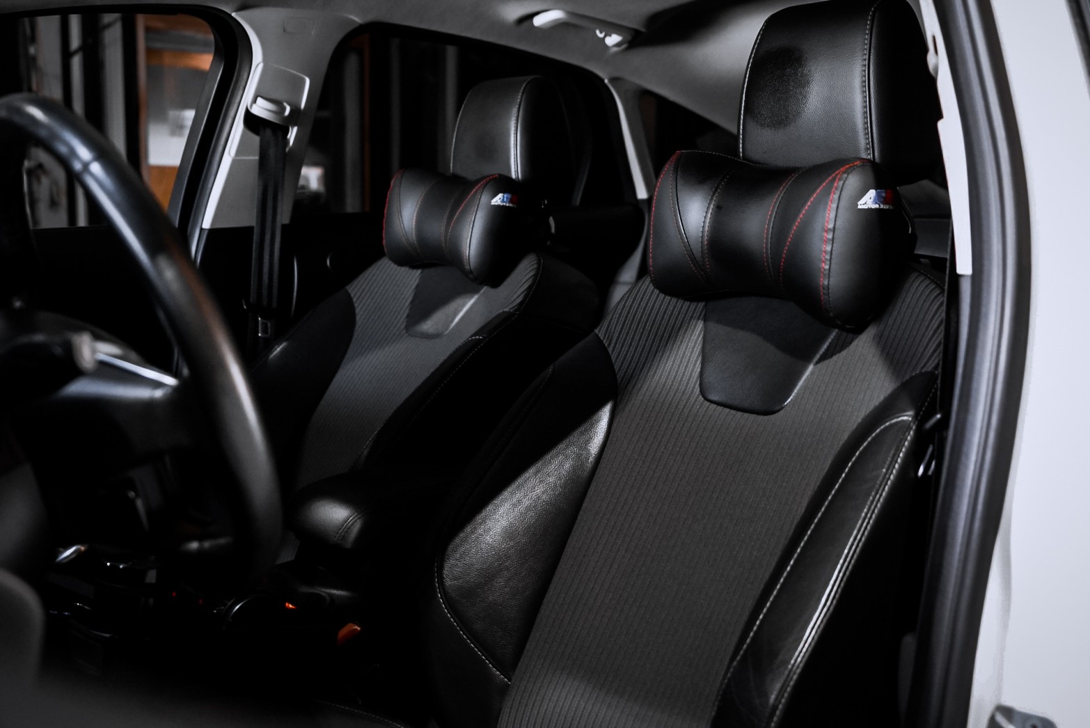 2013 Ford Focus 5D 2.0 方向盤快控鍵 恆溫空調 電動折疊後視鏡 CD音響主機 MP3播放功能 藍牙通訊  第4張相片