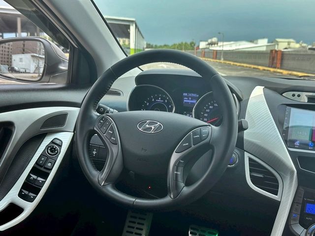 Hyundai Elantra  第7張相片