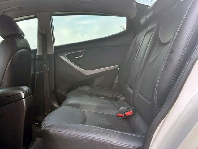 Hyundai Elantra  第17張相片
