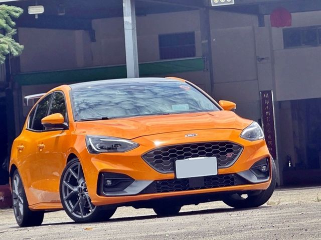 售2020年 FOCUS ST 2.3T 可認證 跑10萬 引擎蓋.可拆式水箱架更換 無待修 配合鑑定試車全額貸  桃園八德  0987707884汪  第2張相片