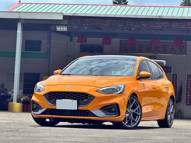 售2020年 FOCUS ST 2.3T 可認證 跑10萬 引擎蓋.可拆式水箱架更換 無待修 配合鑑定試車全額貸  桃園八德  0987707884汪  第3張相片