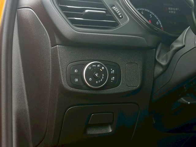 售2020年 FOCUS ST 2.3T 可認證 跑10萬 引擎蓋.可拆式水箱架更換 無待修 配合鑑定試車全額貸  桃園八德  0987707884汪  第9張相片