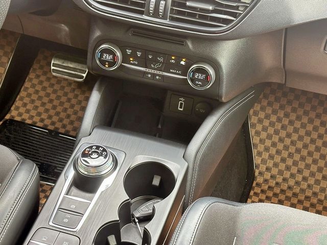 售2020年 FOCUS ST 2.3T 可認證 跑10萬 引擎蓋.可拆式水箱架更換 無待修 配合鑑定試車全額貸  桃園八德  0987707884汪  第11張相片
