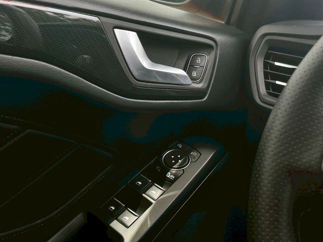 售2020年 FOCUS ST 2.3T 可認證 跑10萬 引擎蓋.可拆式水箱架更換 無待修 配合鑑定試車全額貸  桃園八德  0987707884汪  第12張相片