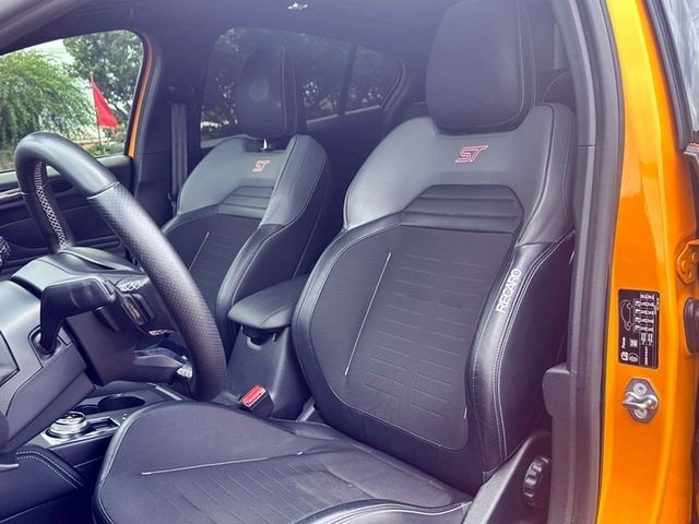 售2020年 FOCUS ST 2.3T 可認證 跑10萬 引擎蓋.可拆式水箱架更換 無待修 配合鑑定試車全額貸  桃園八德  0987707884汪  第13張相片