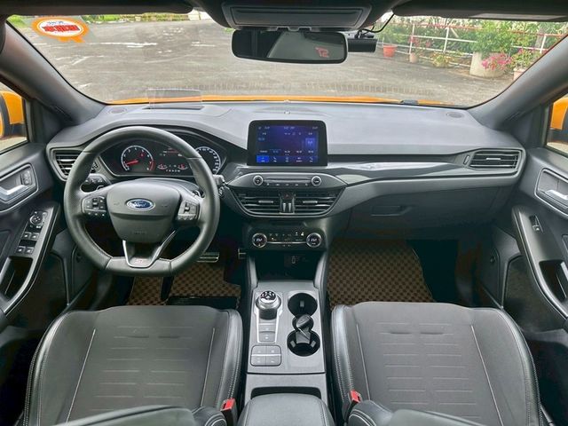 售2020年 FOCUS ST 2.3T 可認證 跑10萬 引擎蓋.可拆式水箱架更換 無待修 配合鑑定試車全額貸  桃園八德  0987707884汪  第18張相片