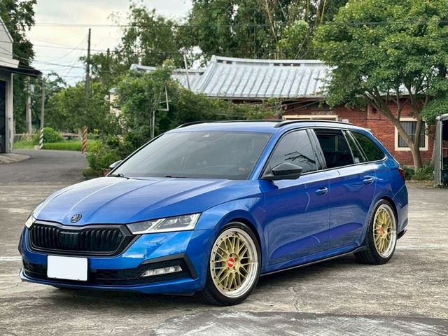 售2022年 SKODA OCTAVIA COMBI 2.0 4X4 原鈑件 跑3.2萬 原廠保固中 藍色 可認證 精品改裝 配合鑑定試車全額貸 桃園八德 0987707884汪  第2張相片