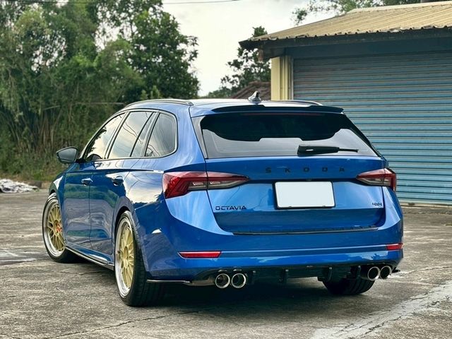 售2022年 SKODA OCTAVIA COMBI 2.0 4X4 原鈑件 跑3.2萬 原廠保固中 藍色 可認證 精品改裝 配合鑑定試車全額貸 桃園八德 0987707884汪  第4張相片