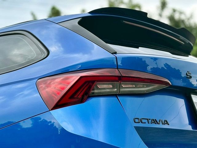 售2022年 SKODA OCTAVIA COMBI 2.0 4X4 原鈑件 跑3.2萬 原廠保固中 藍色 可認證 精品改裝 配合鑑定試車全額貸 桃園八德 0987707884汪  第5張相片