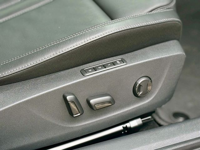 售2022年 SKODA OCTAVIA COMBI 2.0 4X4 原鈑件 跑3.2萬 原廠保固中 藍色 可認證 精品改裝 配合鑑定試車全額貸 桃園八德 0987707884汪  第8張相片