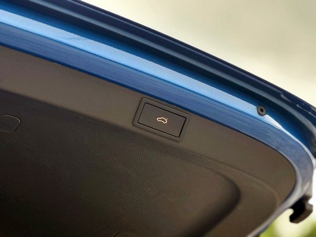 售2022年 SKODA OCTAVIA COMBI 2.0 4X4 原鈑件 跑3.2萬 原廠保固中 藍色 可認證 精品改裝 配合鑑定試車全額貸 桃園八德 0987707884汪  第12張相片
