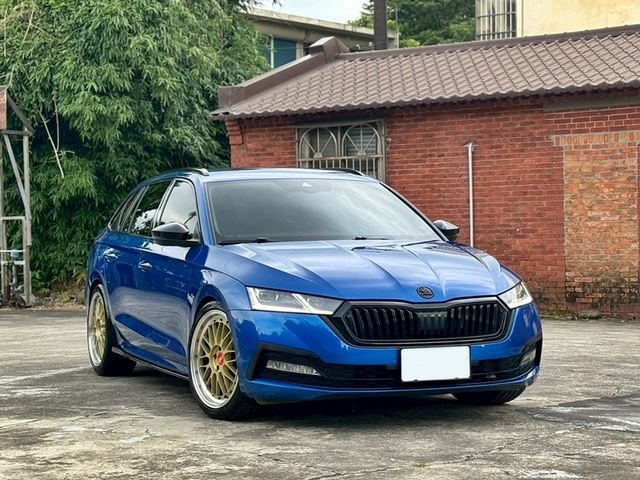 售2022年 SKODA OCTAVIA COMBI 2.0 4X4 原鈑件 跑3.2萬 原廠保固中 藍色 可認證 精品改裝 配合鑑定試車全額貸 桃園八德 0987707884汪  第13張相片