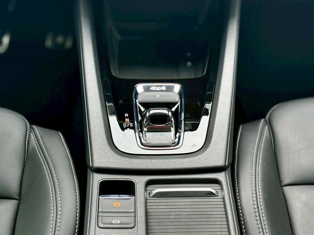 售2022年 SKODA OCTAVIA COMBI 2.0 4X4 原鈑件 跑3.2萬 原廠保固中 藍色 可認證 精品改裝 配合鑑定試車全額貸 桃園八德 0987707884汪  第15張相片