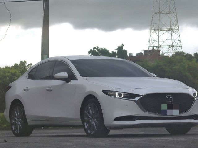 Mazda 2023款   Mazda 3 4D 20S Signature白色  認證車 里程:4.9萬 無待修  0987707884 汪  第5張相片
