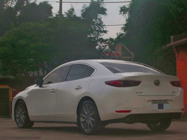 Mazda 2023款   Mazda 3 4D 20S Signature白色  認證車 里程:4.9萬 無待修  0987707884 汪  第6張相片
