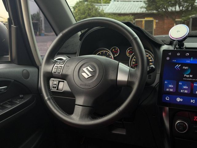 Suzuki 2012款  Suzuki SX4 1.6 黑色 改裝品:升級19吋正鍛鋁圈.正BREMBO四活塞卡鉗.garage避震器.LED魚眼頭燈.12吋安卓機  里程:15萬 無待修  0987707884 汪  第12張相片