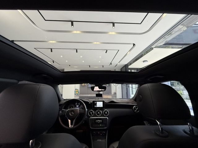 2014年出廠  A200 認證車 里程保證 電動座椅 全景天窗 實車實價 可貸款 歡迎試乘  第15張相片