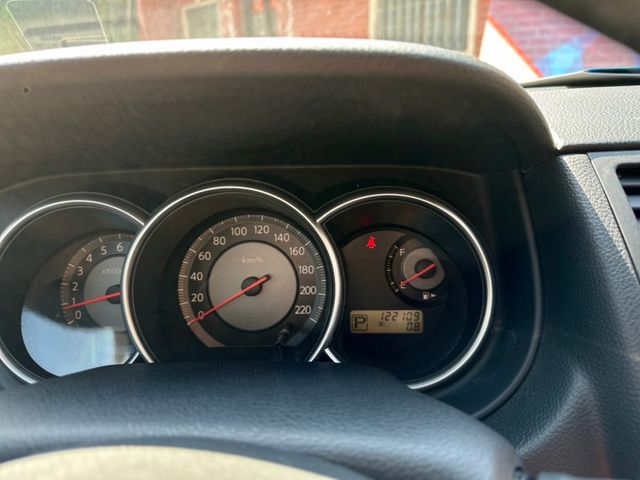2012 日產 TIIDA 五門 白色 1.8L 認證車 里程保證 實車實價 倒車顯影 恆溫空調 定速巡航  第4張相片