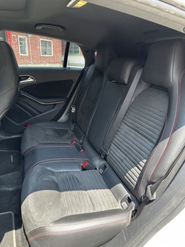 17年 CLA 250 Shooting Brake 原鈑件 全景天窗  電動尾門 里程10萬 實車在店 歡迎試乘  第4張相片