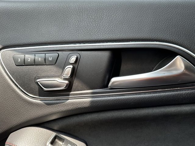 17年 CLA 250 Shooting Brake 原鈑件 全景天窗  電動尾門 里程10萬 實車在店 歡迎試乘  第7張相片