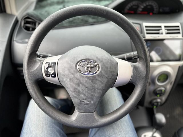 2010 豐田 YARIS G版 灰色 1.5 里程保證 實車實價 好車推薦 恆溫空調 大螢幕 倒車雷達 電動後視鏡  第5張相片