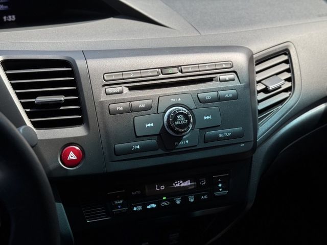 2014 本田 CIVIC 白色 1.8L 天窗 定速巡航 多功能方向盤 倒車顯影 里程保證 實車實價 歡迎試乘  第16張相片