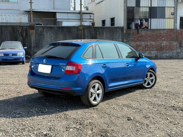2017年型式 SKODA RAPID Spaceback 藍色 柴油1.4 認證車 里程保證 天窗 定速巡航 感應頭燈  第6張相片