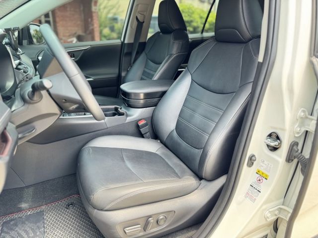 20出廠 RAV-4 油電旗艦版  原鈑件 有環景、電尾門、盲點 實車在店 可全額貸 歡迎試乘  第11張相片