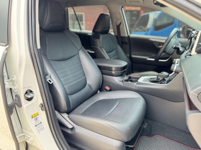 20出廠 RAV-4 油電旗艦版  原鈑件 有環景、電尾門、盲點 實車在店 可全額貸 歡迎試乘  第12張相片