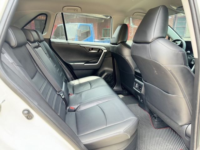 20出廠 RAV-4 油電旗艦版  原鈑件 有環景、電尾門、盲點 實車在店 可全額貸 歡迎試乘  第13張相片