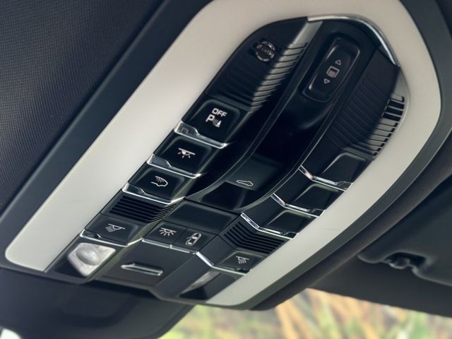 2015年出廠 Macan 里程9萬 全景天窗 雙前座14向電動椅 三區恆溫空調 可全額貸 歡迎試乘  第19張相片