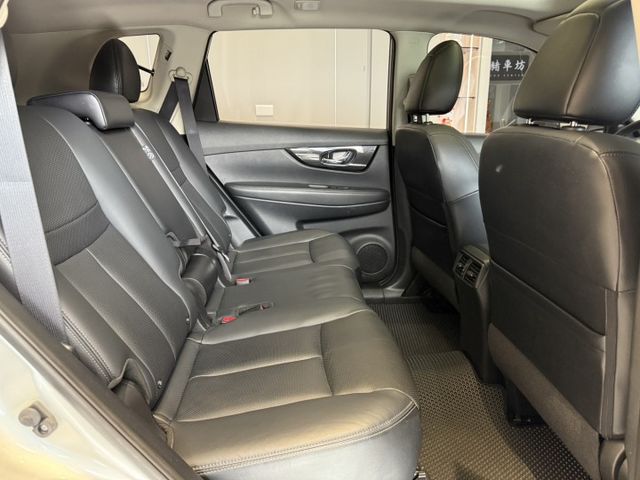 2018年出廠 2.5L 4WD旗艦版 全景天窗 里程僅8萬 原廠保養 實車實價 可貸款 歡迎試乘  第14張相片