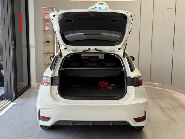 2016式 CT200H 豪華版 有螢幕  里程僅8萬 原鈑件 認證車 歡迎搶先預訂  第7張相片