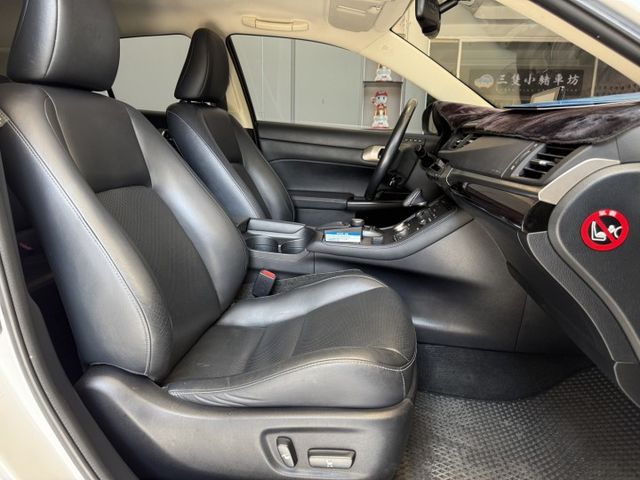 2016式 CT200H 豪華版 有螢幕  里程僅8萬 原鈑件 認證車 歡迎搶先預訂  第12張相片