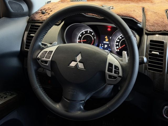 2013年 豪華型 有免鑰匙 換檔撥片  安卓機 天窗 認證車 實車實價 歡迎試乘  第9張相片