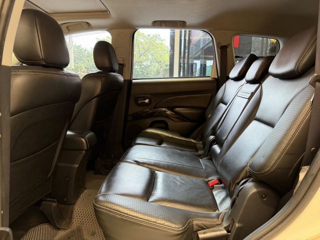 2013年 豪華型 有免鑰匙 換檔撥片  安卓機 天窗 認證車 實車實價 歡迎試乘  第13張相片