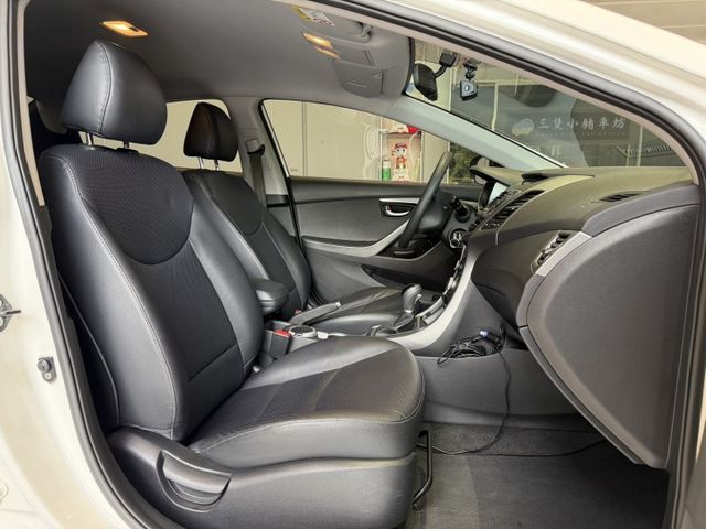 2015年出廠  ELANTRA 認證車 里程僅10萬公里 實車實價 可貸款 可試乘  第12張相片