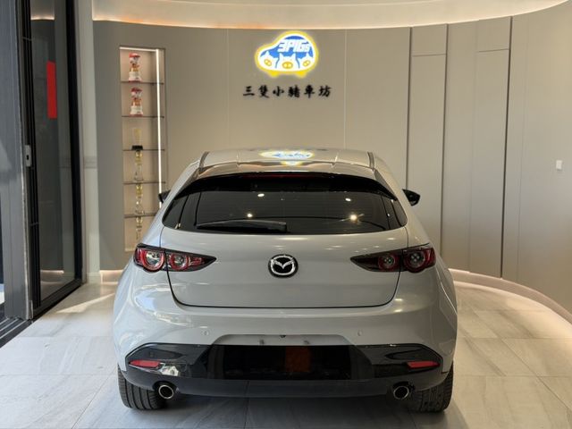 19出廠 五門馬3 旗艦版 BOSE音響 環景 免鑰匙 底色魂動紅 實車實價 可貸款  第2張相片