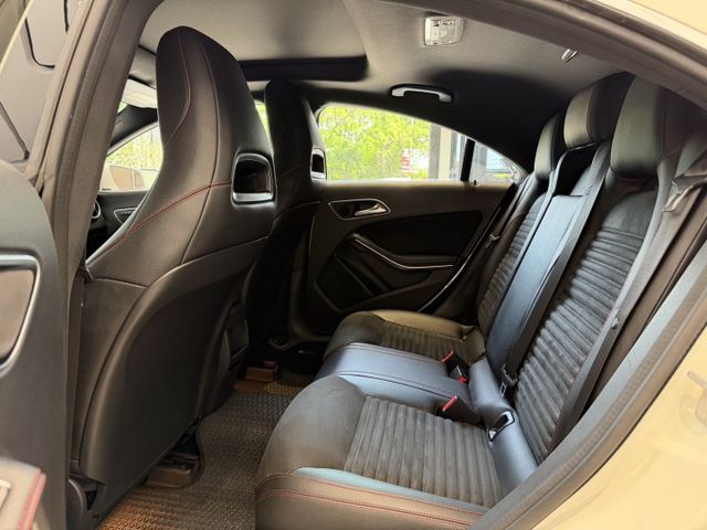 2013年 CLA250  認證車  全景天窗 LED尾燈 實車實價 可貸款 歡迎試乘  第13張相片