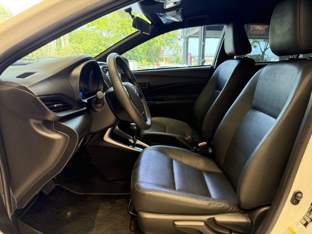 2022年 YARIS 里程僅3萬 原鈑件 兩年保固 實車實價 可貸款 歡迎試乘  第11張相片