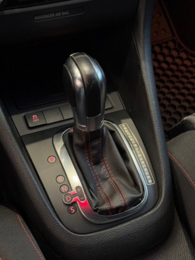 2011年 GOLF GTI 原鈑件 里程僅跑8萬 實車在店 可全額貸 歡迎試乘  第9張相片