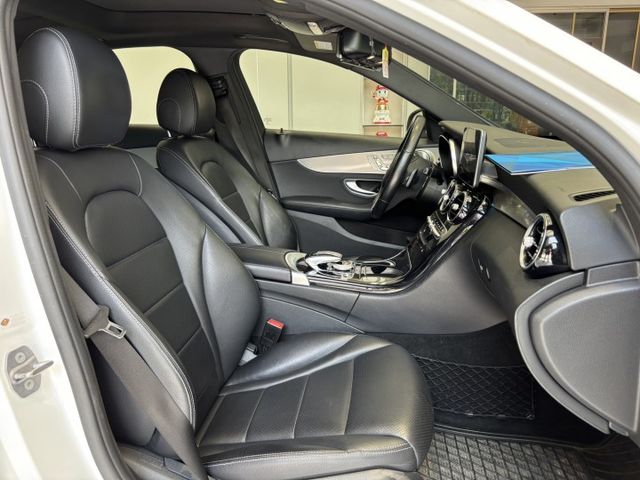 2017年 C300 AMG 原鈑件 23P 環景 盲點 柏林 免鑰匙 雙電動椅 全景天窗 電尾門 實車實價 歡迎試乘  第11張相片