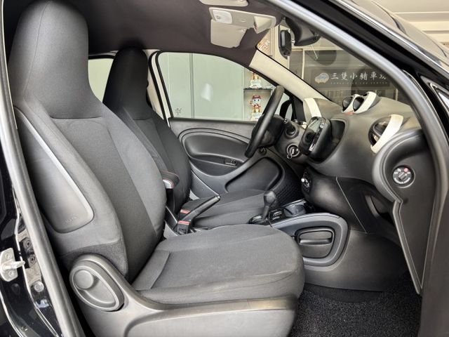 2015年出廠 ForFour  1.0L 認證車 實車實價 已改安卓機 倒車影像 實車實價 歡迎試乘  第12張相片