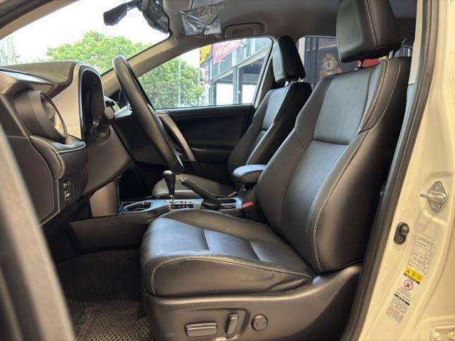 2016年出廠 RAV4 豪華版 里程10萬 認證車 實車實價 可貸款 歡迎試乘  第11張相片