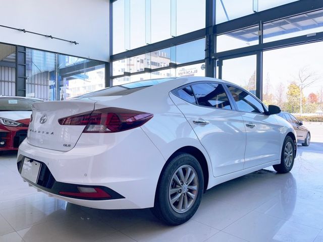 2020 Hyundai Elantra 經典型 已改安卓機 里程僅跑五萬七  第16張相片